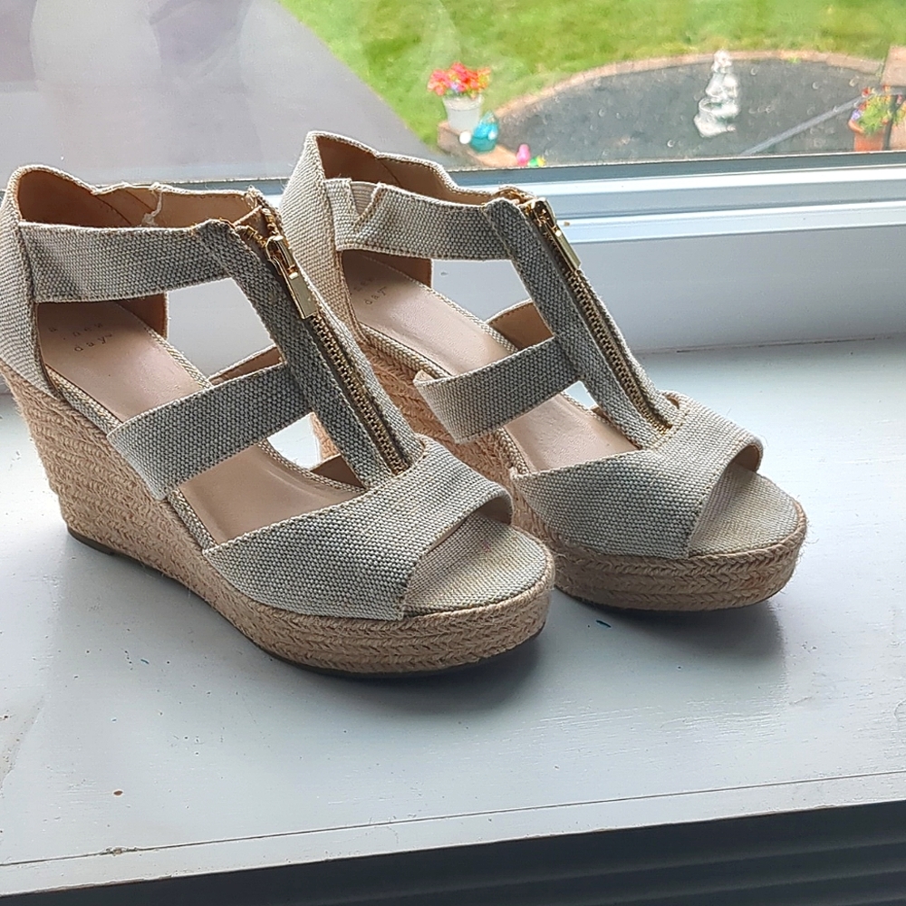 Size 7 1/2 creme, zip up wedges. NEVER USED 😁